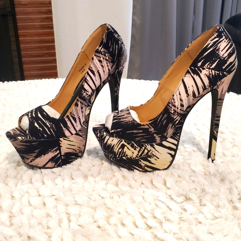 Black/White Patterned Peep Toe Stilettos by Shoe Dazzle Size 8